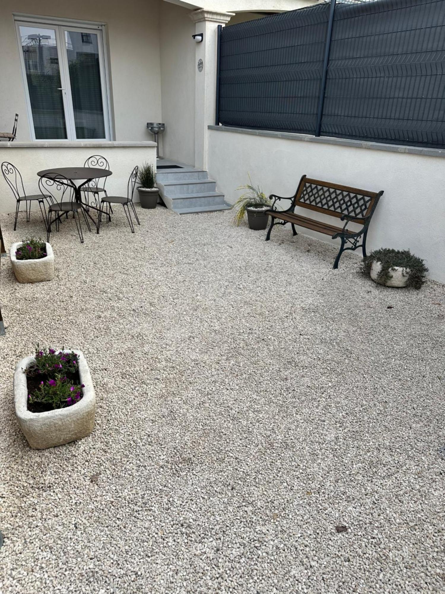 Appartement T2 Avec Terrasse Et Cour Cavaillon Ngoại thất bức ảnh