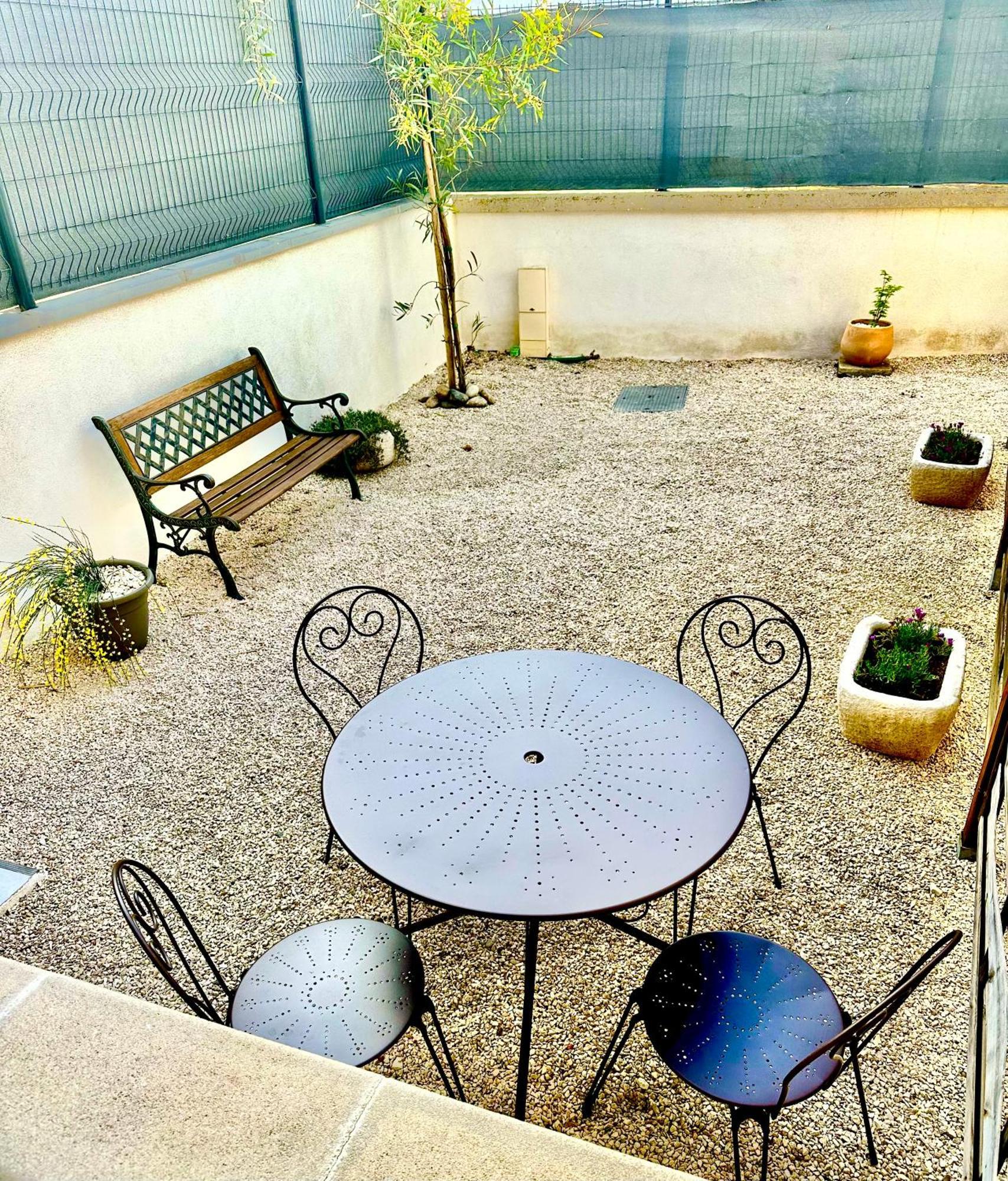 Appartement T2 Avec Terrasse Et Cour Cavaillon Ngoại thất bức ảnh